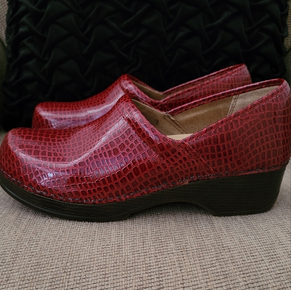 GH BASS & CO ROBYN RED EMBOSSED SLIP ON CLOGS - Picture 9 of 12